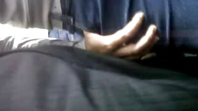 چھوٹی چوچیان اور اونچی ایڑیوں والی دو کتیا ایک دوسرے کو ایک ساتھ کرتے ہیں۔