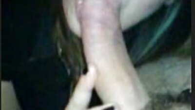 گرم ، شہوت انگیز کالی جس میں ایک خوبصورت مسکراہٹ ہے ایک دھچکا کام دے رہی ہے۔