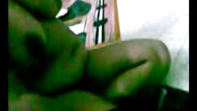 گدا کھانے والے سملینگک گرم بلبلا غسل میں کھیلتے ہیں۔